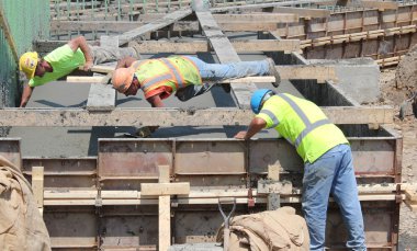 Bir atama bir inşaat sahasında bekleyen inşaat vinç