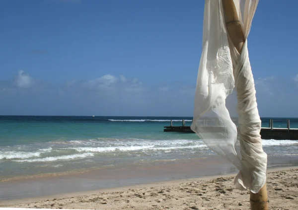 Karaiby scenic bambusa, tkaniny i lonely beach — Zdjęcie stockowe