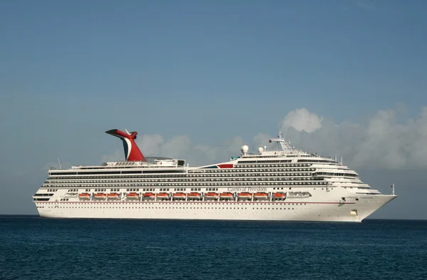 Bateau de croisière naviguant sur la mer des Caraïbes — Photo