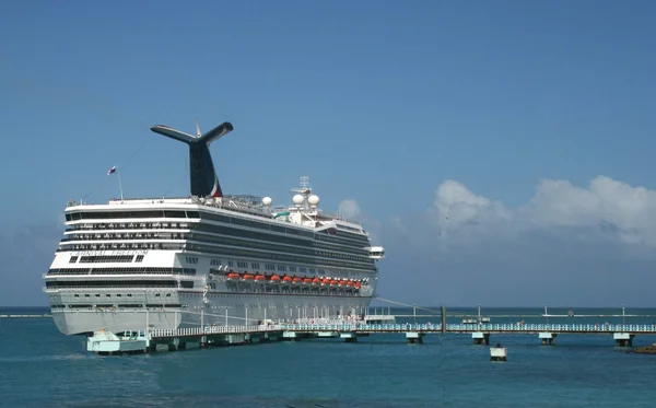 Cruiseschip aangemeerd bij een haven die zij aandoen. — Stockfoto