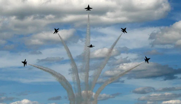 U.S. Navy Blue Angels Diamond Break formation — Stock Photo, Image
