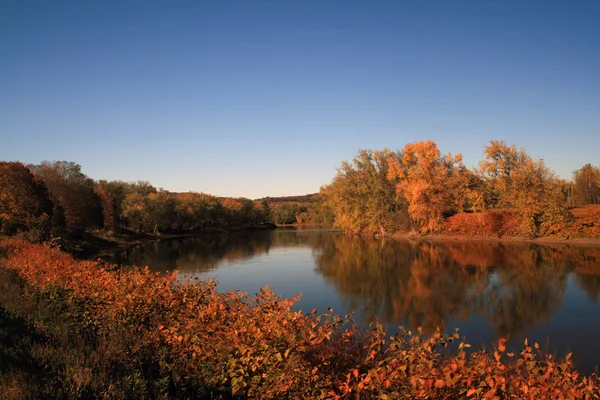 Upadek refleksje spokojny River — Zdjęcie stockowe