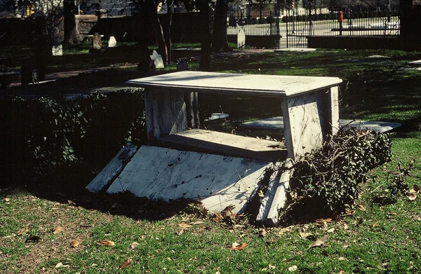 Een crypte van de begraafplaats in rujns over een lange periode van tijd — Stockfoto