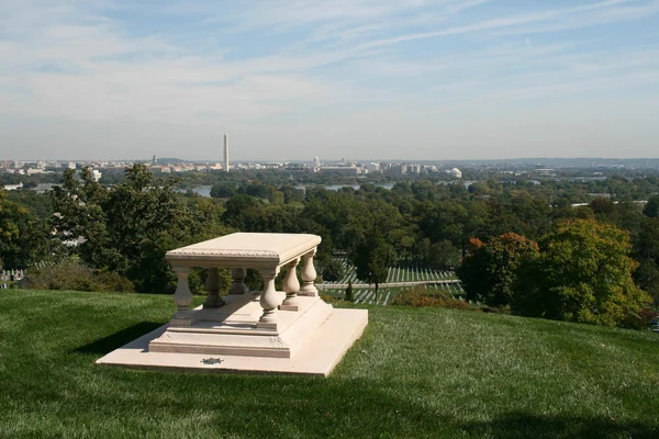 Lefant1tomb von pierre l 'enfant, designer der stadt der wäsche — Stockfoto