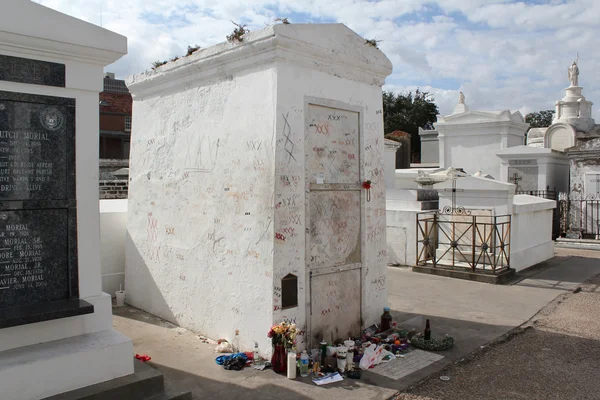 O túmulo da suposta rainha Voodoo Marie Laveau em St. Louis C — Fotografia de Stock