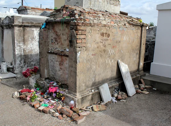 Tomb of unknown Voodoo practitioner, St. Louis Cemetery # 1, Novo — Fotografia de Stock