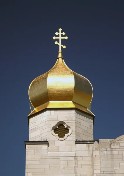 En typisk östortodoxa kyrkan exteriör cross huskupolen. — Stockfoto