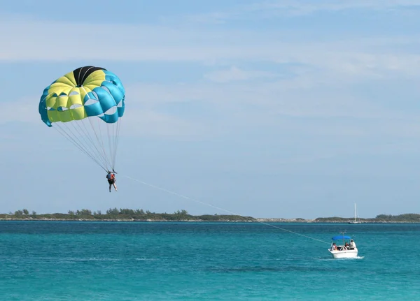 Parasailen in het Caribisch gebied Stockfoto