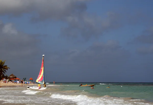 Piccola barca a vela su una spiaggia caraibica — Foto Stock