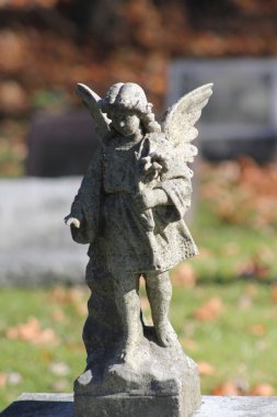 Melek heykeli bir mezarlık mezar taşı üstüne yıpranmış