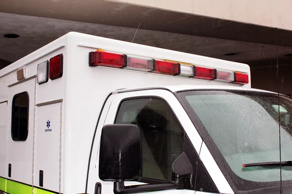 救急車外観緊急ライト バーを表示します。 — ストック写真