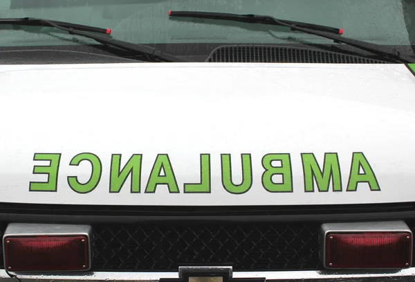 Slovo "Ambulance" obrácené na kapotě sanitku — Stock fotografie