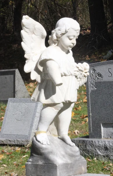 Anjo com a mão perdida em uma lápide do cemitério — Fotografia de Stock