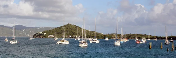 Petits bateaux au mouillage sur une île des Caraïbes . — Photo