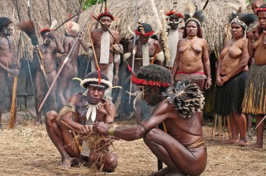 Kimliği belirsiz bir Papua kabilesinin üyeleri