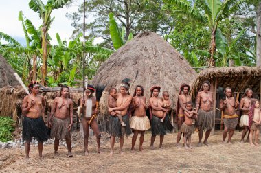 Kimliği belirsiz bir Papua kabilesinin üyeleri
