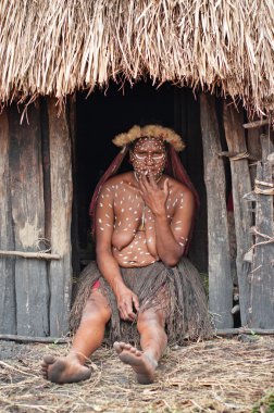 Kimliği belirsiz bir Papua kabile üyesi