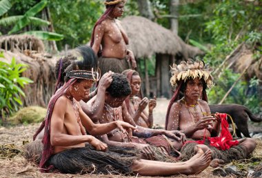 Kimliği belirsiz bir Papua kabilesinin üyeleri