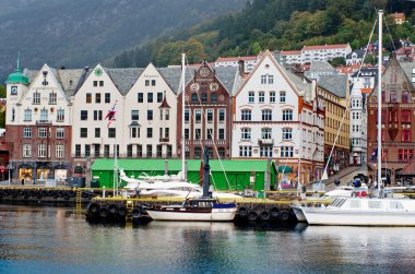 Bergen Caddesi'ndeki tarihi binalar