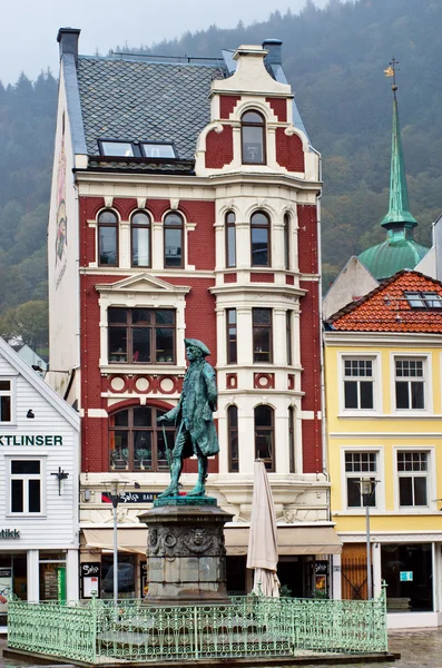 Historische gebouwen op de straat in bergen — Stockfoto