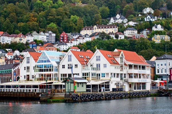 Historyczne budynki na ulicy w bergen — Zdjęcie stockowe