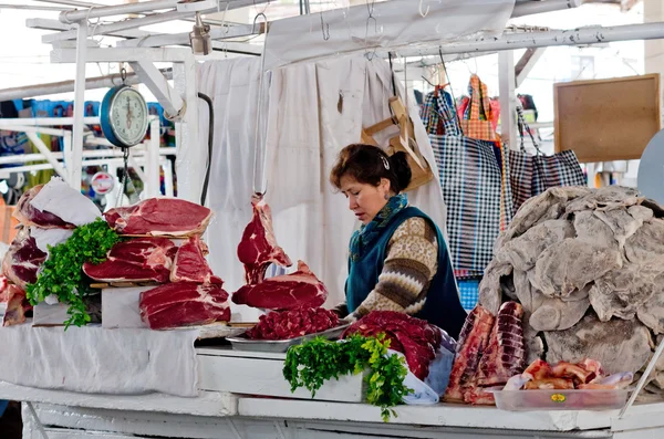 Mujer no identificada en el mercado en Cusco —  Fotos de Stock