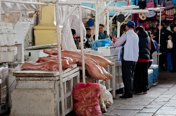 Oidentifierade personer på marknaden i Cusco — Stockfoto