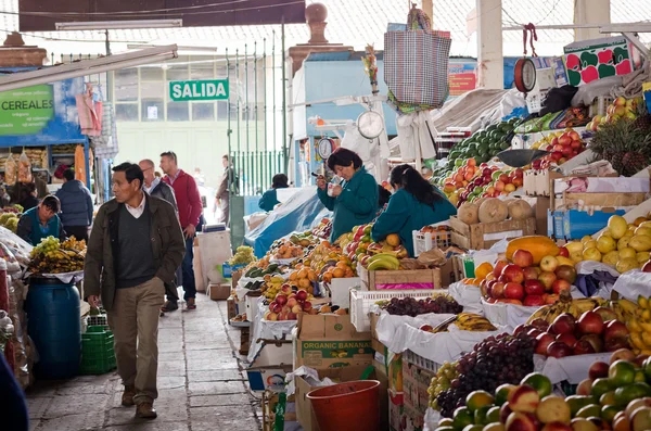 Pessoas não identificadas no mercado em Cusco — Fotografia de Stock