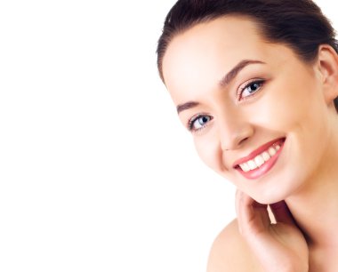 Beyaz arka planda güzel bir kadın