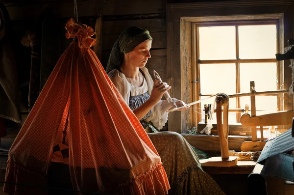 Kvinna i traditionell rysk dräkt — Stockfoto