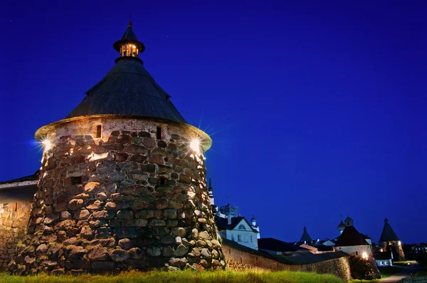 Het Solovetski-klooster in nacht — Stockfoto