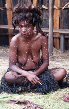 Papua Yeni Gine Adası'nda kabile kadın