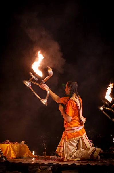 Ganga kisló rituális Varanasi. — Stock Fotó