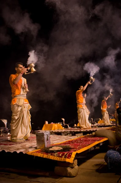 Ganga Aarti rytuał w Varanasi. — Zdjęcie stockowe
