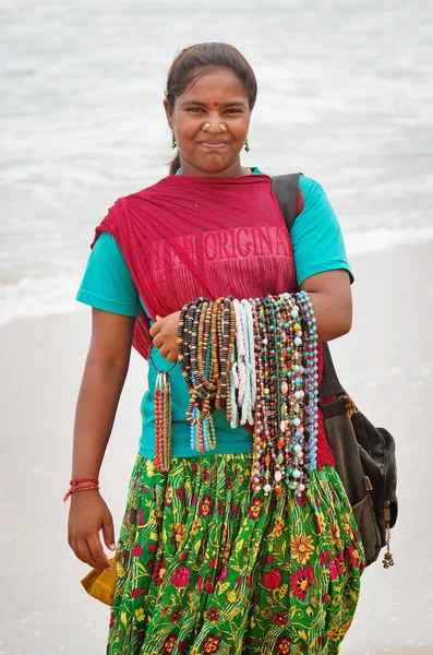 Kvinna säljer souvenirer i Mamallapuram, Indien. — Stockfoto