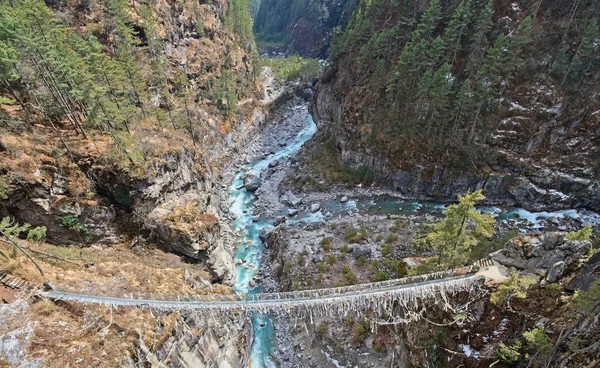Puente colgante en el Parque Nacional Sagarmatha — Foto de Stock