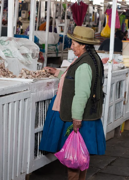 Pessoas no mercado em Cusco — Fotografia de Stock