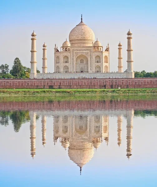 Taj Mahal con reflexión en el agua . — Foto de Stock