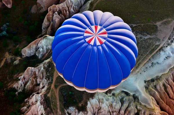 Hőlégballon át hegyen — Stock Fotó