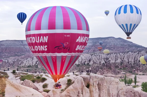 Hőlégballonok át hegyen — Stock Fotó