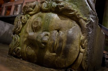 Yerebatan Sarnıcı, Medusa başı