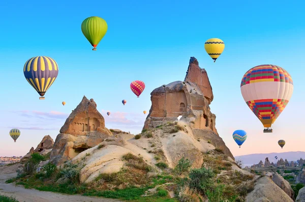 Hete lucht ballonnen vliegen in Cappadocië — Stockfoto