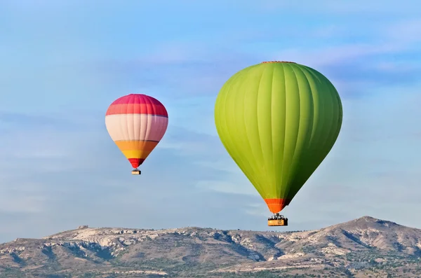 Hete lucht ballonnen over berg — Stockfoto