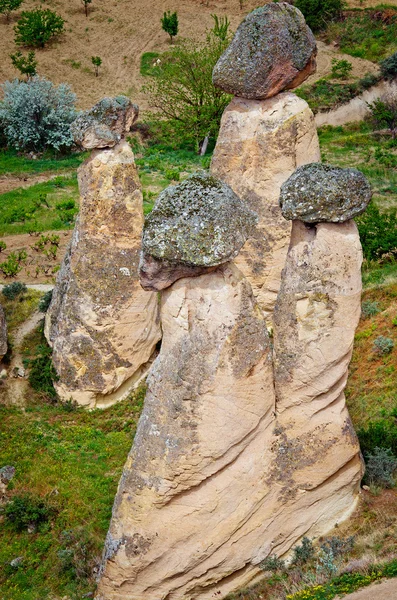 Champignons rupestres sculptés dans du tuf volcanique — Photo