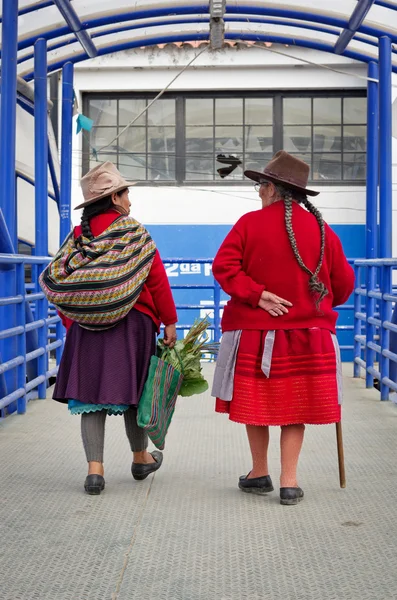 Mujeres peruanas en la calle — Foto de Stock