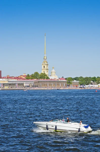 Touristisches boot in der nähe der festung peter und paul — Stockfoto