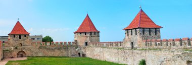 Dniester Nehri üzerinde eski kale