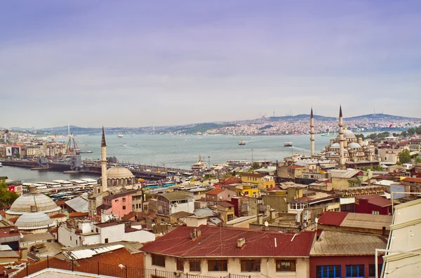 Istanbul Galata Bridge a Yeni Cami mešita — Stock fotografie