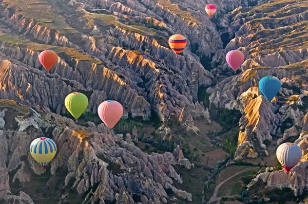 Globos de aire caliente sobre el paisaje de montaña — Foto de Stock