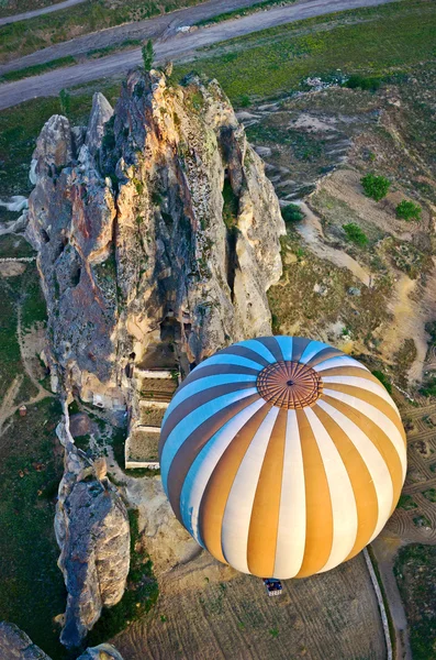 Hete luchtballon over berglandschap — Stockfoto